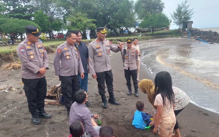 Kapolres Kendal AKBP Hendry Susanto Sianipar pantau pengamanan pantai Cahaya, Sabtu (3/1)