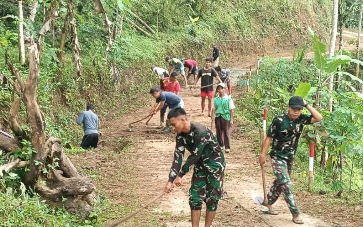 Pupuk Gotong Royong, Babinsa Koramil 0801/06 Laksanakan Pembersihan Jalan Desa
