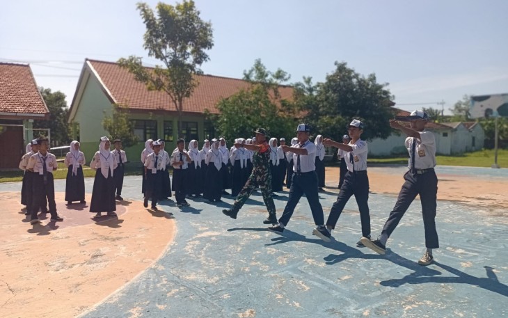 Babinsa Pilangkenceng Berikan Materi LDK kepada Anggota OSIS SMPN 2 Pilangkenceng