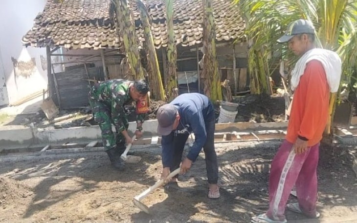 Babinsa Purworejo Karya Bakti Bangun Saluran Irigasi di Area Permukiman Warga