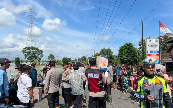 Polres Oku Timur Bekerjasama Dengan Ponpes Darul Qur'an Wal Hadist Menyerahkan Bantuan Kepada Korban Banjir