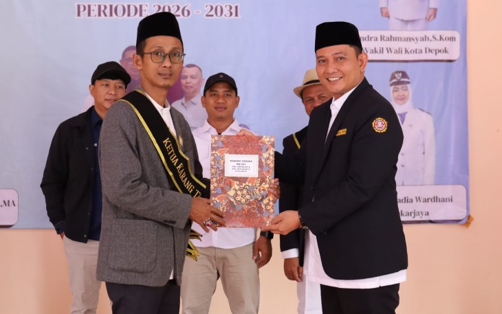 Ketua Karang Taruna Kota Depok H Irwan Nurwanto saat melantik Ketua Karang Taruna RW 01 Mekarjaya, Sabtu (10/1)