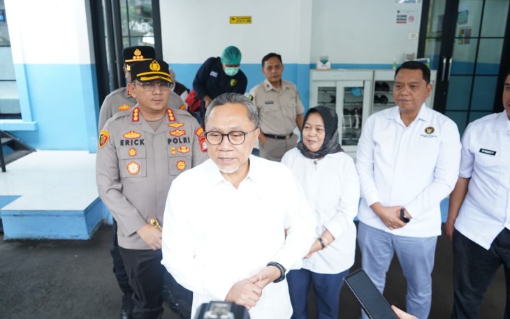 Menkop Pangan Zulkifli Hasan saat memberikan keterangan pers di Jakarta, Selasa (13/1)