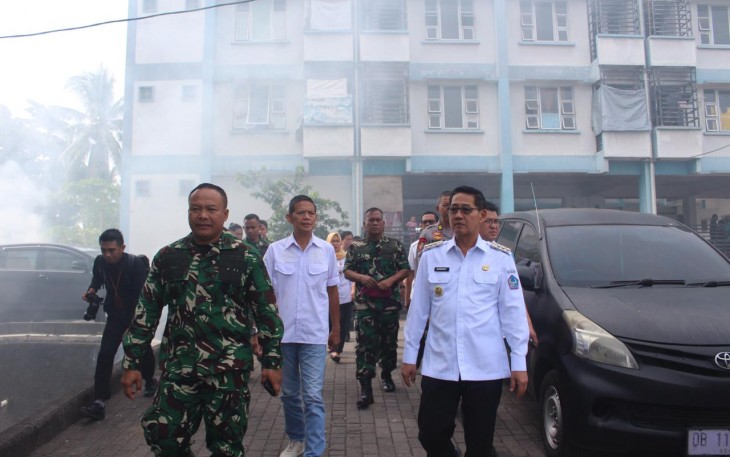 Dandim 1310/Bitung, Letkol Inf Dewa Made DJ bersama walikota Bitung Hengky Honandar di lokasi karya Bhakti