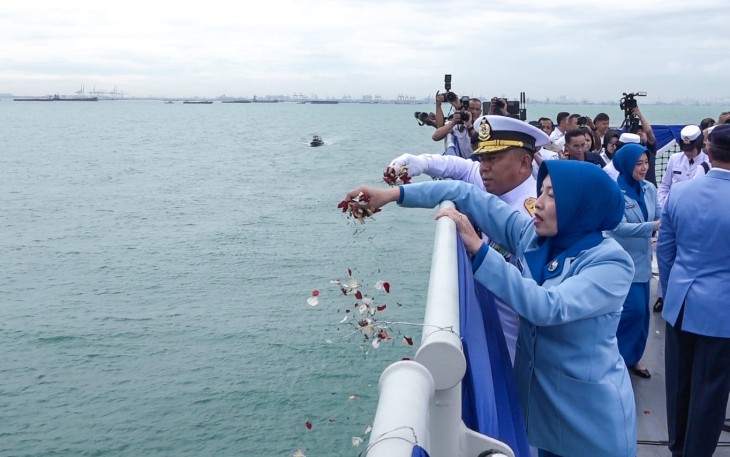 Pangkolinlamil Laksda TNI Rudhi Aviantara tabur bunga Hari Dharma Samudera 2026
