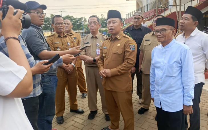 Walikota Depok Supian Suri memberikan keterangan usai meninjau Masjid Dhuyufur Rahman, Senin (19/1)