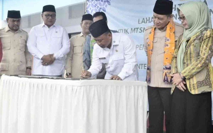 Wali Kota Depok Supian Suri menandatangani penyerahan lahan dan bangunan MTs Negeri kepada Kemenag 