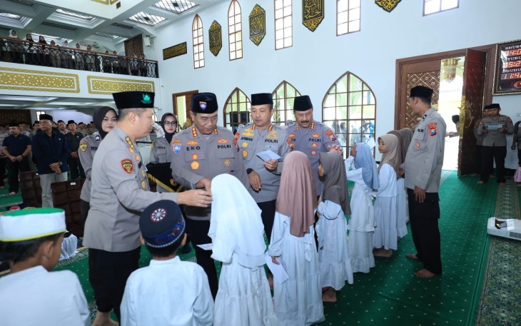 Karo SDM Polda Jatim Kombes Pol Sih Harno memberikan santunan anak yatim, Kamis (22/1)