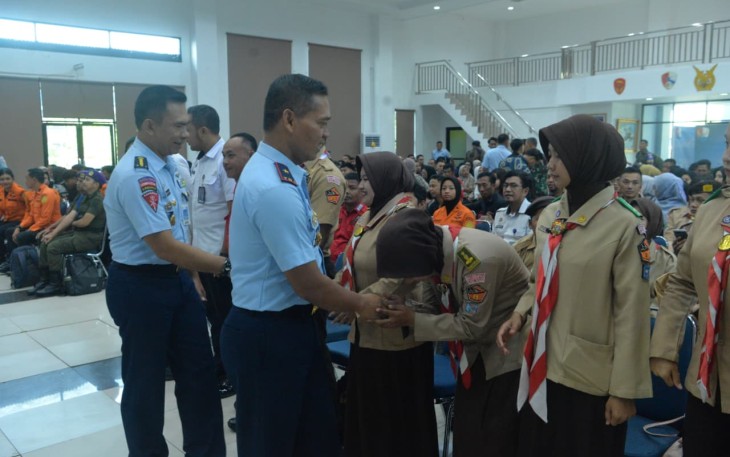 Danlanud Supadio Marsekal Pertama TNI Sidik Setiyono menyalami peserta sosialisasi komcad matra Udara, Kamis (22/1)