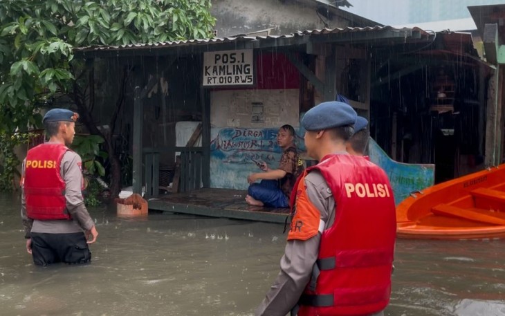 Personel PMJ saat evakuasi warga korban banjir di Jakarta 
