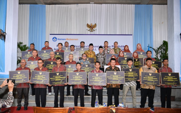 Wamen Atip Resmikan Hasil Revitalisasi 28 Satuan Pendidikan SMA se-Provinsi Daerah Istimewa Yogyakarta