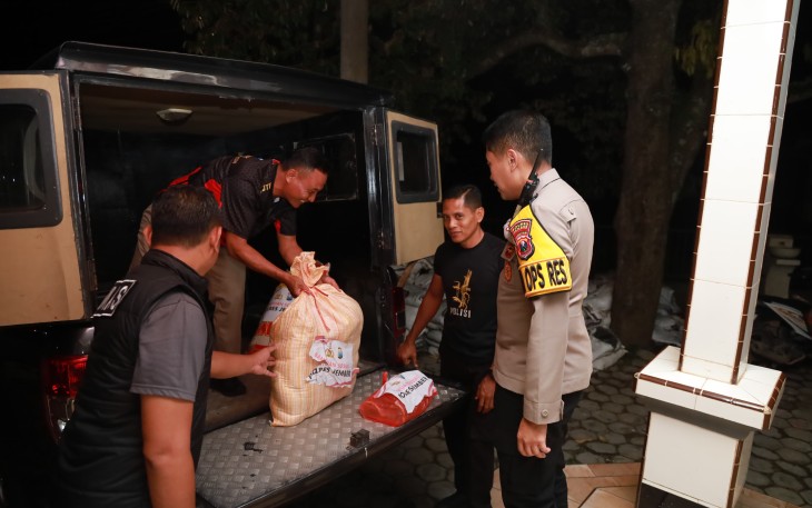 Polres Jember Salurkan Bantuan Sembako untuk Warga Terdampak Banjir di Desa Pakis