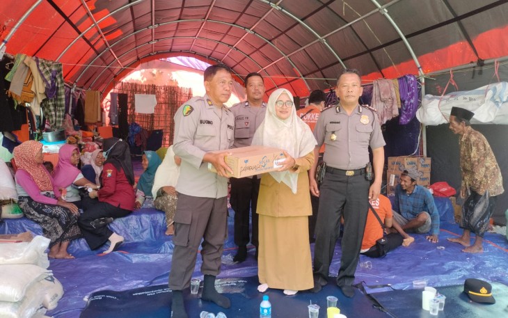 Polres Pamekasan Beri Bantuan Obat dan Layanan Kesehatan Untuk Warga Terdampak Longsor di Pasean