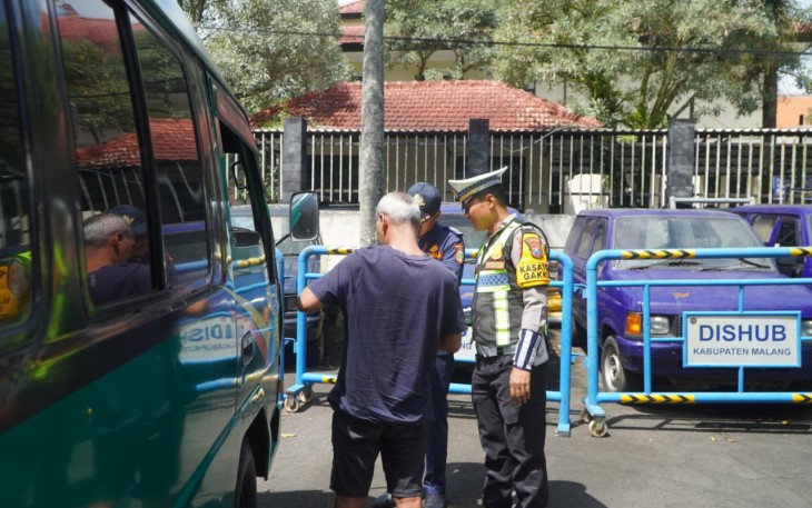 Ramp check kendaraan bus di Malang