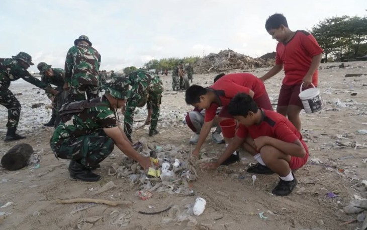 TNI Bergerak Serentak Bersihkan Lingkungan