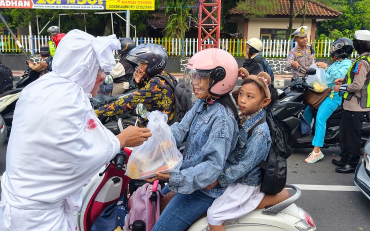 Satuan Lalu Lintas (Satlantas) Polres Blitar Kota Polda Jatim menggelar sosialisasi dan edukasi Operasi Keselamatan Semeru 2026 dengan cara unik dan humanis