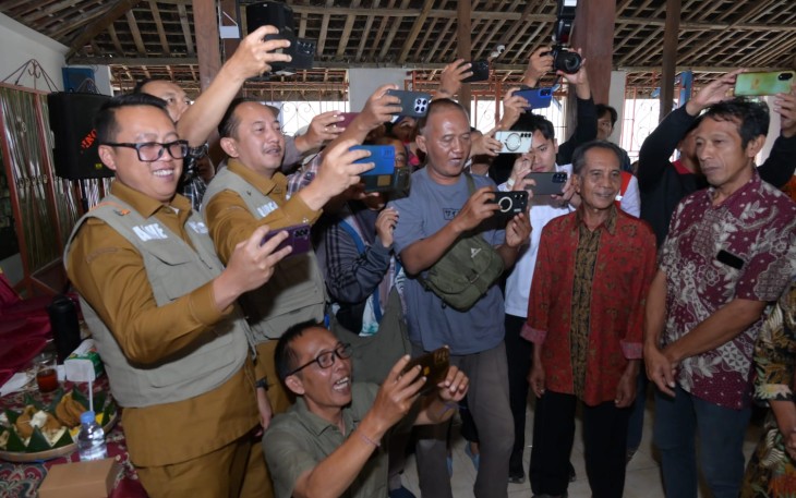 Bupati Karanganyar Rober Christanto dan Wakil Bupati Adhe Eliana, melakukan simulasi peran sebagai awak media saat peringatan HPN 2026 sekaligus penyerahan bantuan kepada warga korban bencana alam, di Pendopo Desa Wonokeling, Kecamatan Jatiyoso, Senin (9/2/2026)