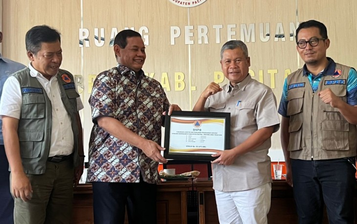 Anggota Komisi VIII DPR RI menyerahkan bantuan logistik dan peralatan kepada Pemerintah Kabupaten Pacitan pada Minggu (8/2)