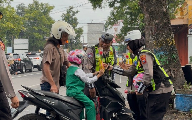 Operasi Keselamatan Semeru Polres Ponorogo Beri Hadian Helm dan Cokelat Pengendara Tertib