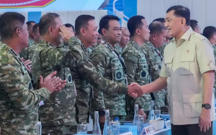 Pangkostrad Letjen TNI Mohammad Fadjar bersalaman dengan Menhan Sjafrie Sjamsoeddin di rapim TNI di Cilangkap, Selasa (10/2)