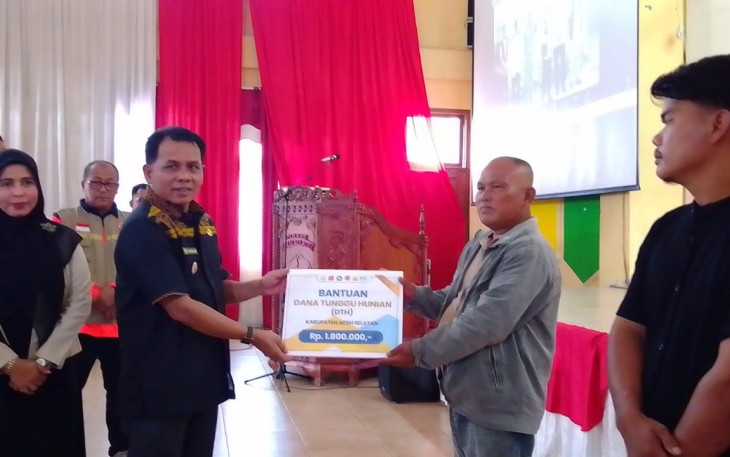 Plt. Bupati Aceh Selatan H. Baital Mukadis. SE. Sedang menyerah kan bantuan secara Simbolis kepada salah satu penerima. Dok: htn