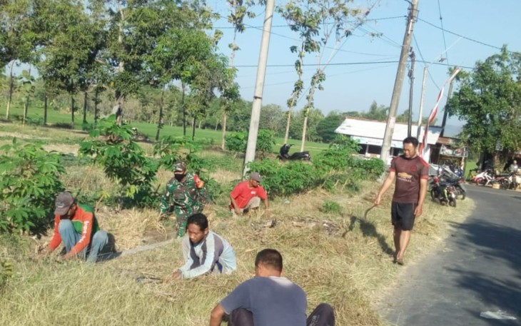 Gotong royong bersihkan lingkungan bersama warga desa binaan 