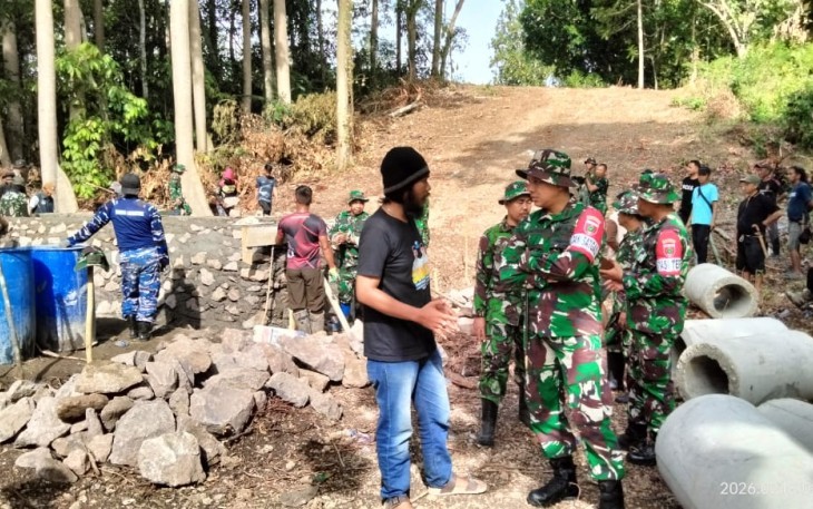 Pembangunan jalan penghubung desa sepanjang 1.300 meter dengan lebar 6 meter.