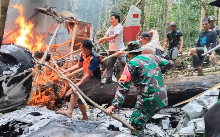 Proses Evakuasi Kecelakaan Pesawat Pelita Air di Pegunungan Krayan Timur