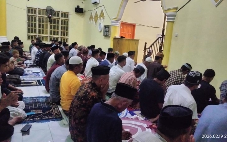 Sholat tarawih di masjid Baburrahmah, desa jampu