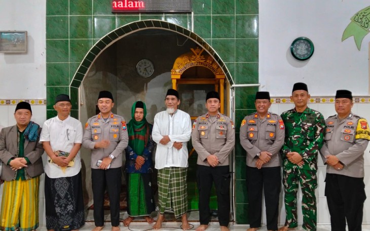 Sholat subuh berjamaah di wilayah desa binaan 