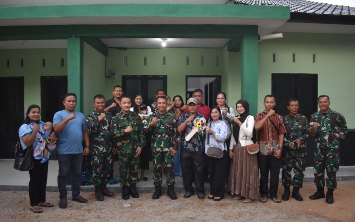 Danrem 023/KS Kolonel Inf Iwan Budiarso foto bersama usai menyerahkan kunci rumah dinas bantuan Kasad untuk prajuritnya, Selasa (24/2)