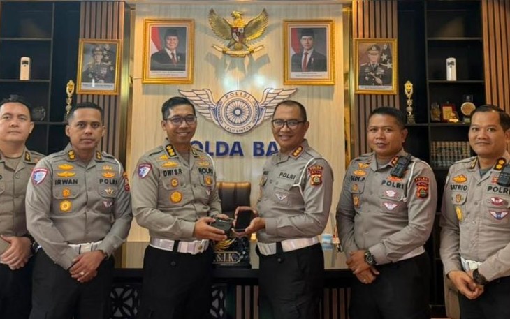 Foto bersama penyerahan ETLE Mobile Handheld di Polda Bali