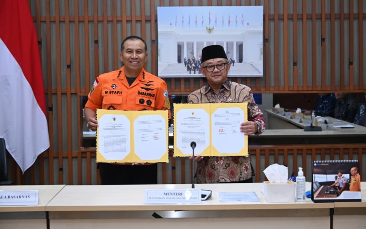 Mendikdasmen Abdul Mu'ti menandatangani MoU dengan Basarnas di Jakarta, Kamis (26/2)