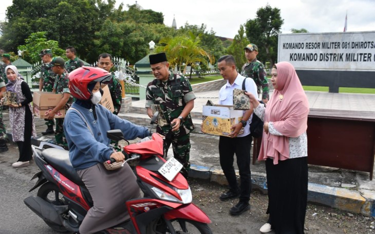 Dandim 0802/Ponorogo Letkol Arh Farauk Saputra membagikan takjil gratis 