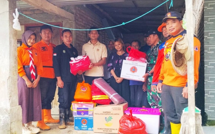 Bantuan korban longsor di Kabupaten Trenggalek 