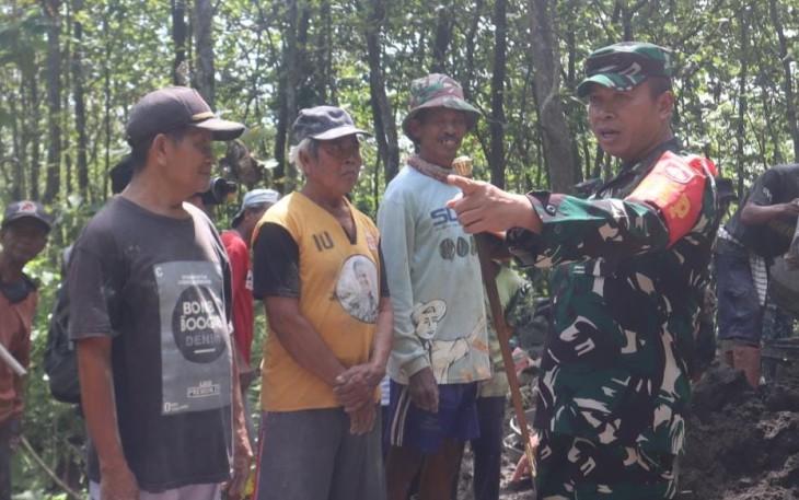 Danrem 071 Wijayakusuma Kolonel Inf Lukman Hakim saat memberikan arahan di lokasi TMMD Kodim Brebes