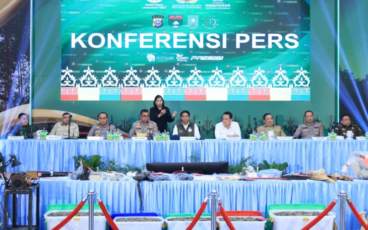 Kadivhumas Polri Irjen Pol. Johnny Eddizon Isir dalam konferensi pers di Mapolda Riau, Selasa (3/3/2026)