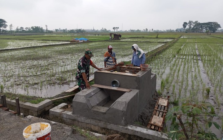 Babinsa dan Warga Pulerejo Bangun Saluran Irigasi Sumur Sible