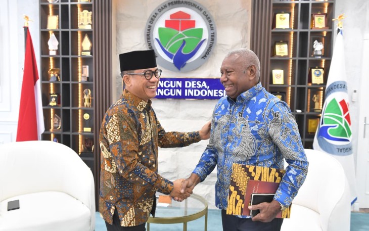 Mendes PDT Yandri Susanto bersama Gubernur Papua Barat Dominggus Mandacan di Jakarta, Rabu (4/3)