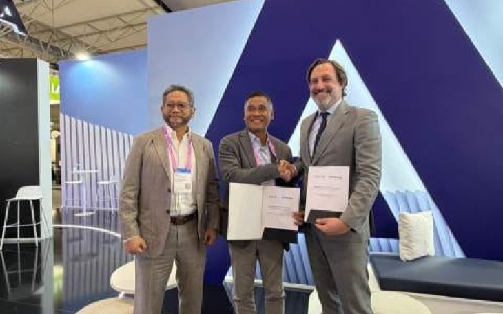 CEO Mitratel Theodorus Ardi Hartoko (kiri) dan CEO AALTO Hughes Boulnois (kanan) menandatangani Nota Kesepahaman (MoU) pada rangkaian agenda Mobile World Congress (MWC) di Barcelona, Senin (2/3).