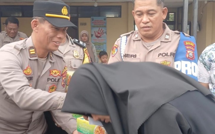 Waka Polsek Perbaungan IPTU M Ginting saat memberikan santunan anak yatim, Rabu (4/3)