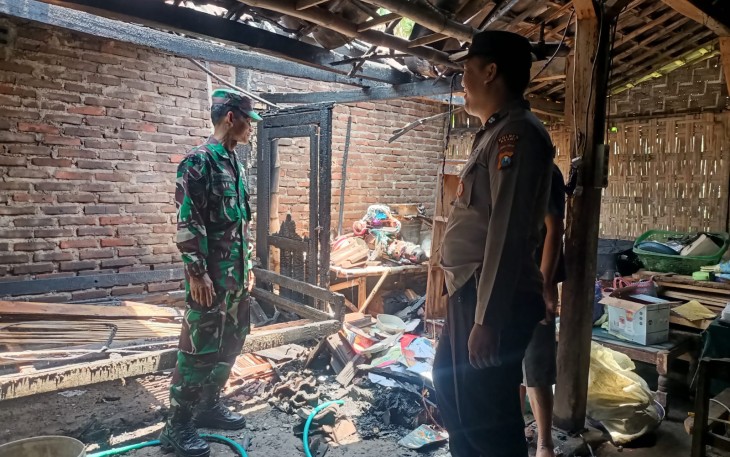 Babinsa Koramil Paron dan Bhabinkamtibmas Gerak Cepat Tangani Kebakaran Rumah Warga