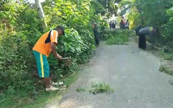 Bersihkan lingkungan bersama warga binaan