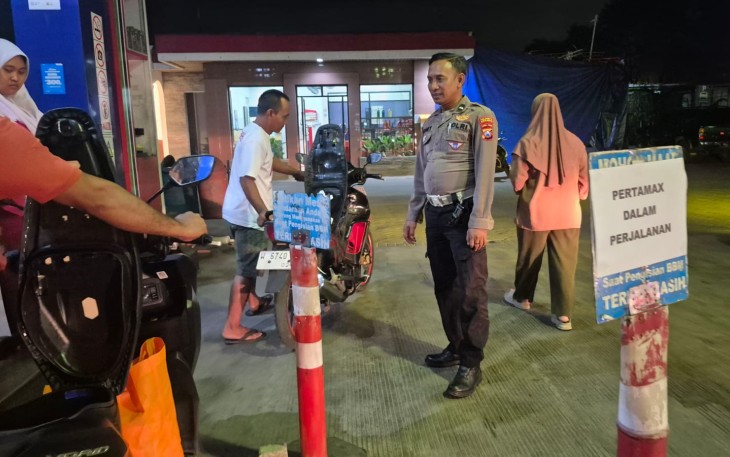 Masyarakat antri membeli BBM di SPBU