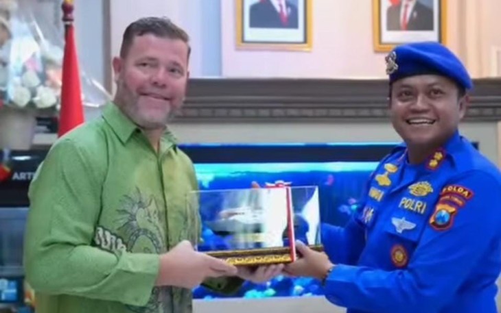 Dirpolairud Polda Jatim Kombes Arman Asmara Syarifuddin menerima penghargaan 