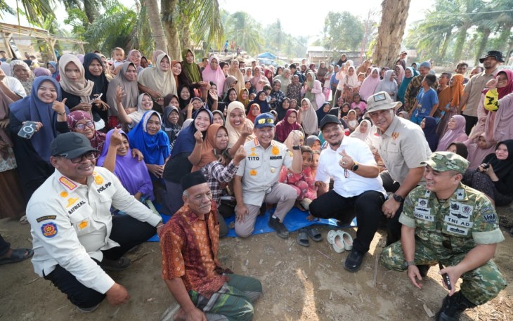 Kasatgas PRR Tito Karnavian bersama penyintas Desa Sekumur