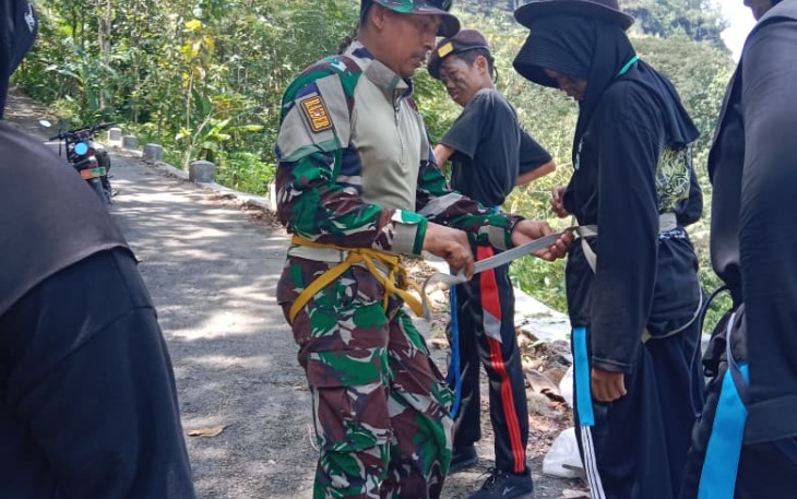 Serda Yusuf Ashari saat melatih anggota baru Saka Wira Kartika 