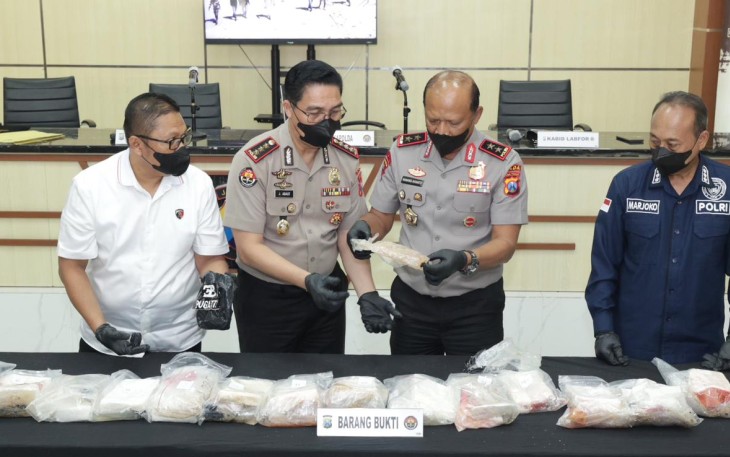 Kapolda Jatim Irjen Pol Nanang Avianto saat konferensi pers, Kamis (16/4)