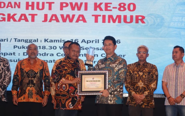 Dirut Bank Jatim Raih Penghargaan dari PWI Jatim