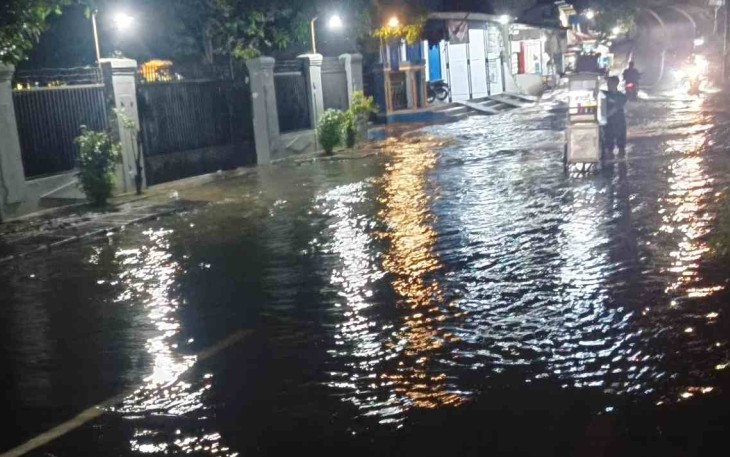 Jalan terendam banjir, Minggu (19/4)